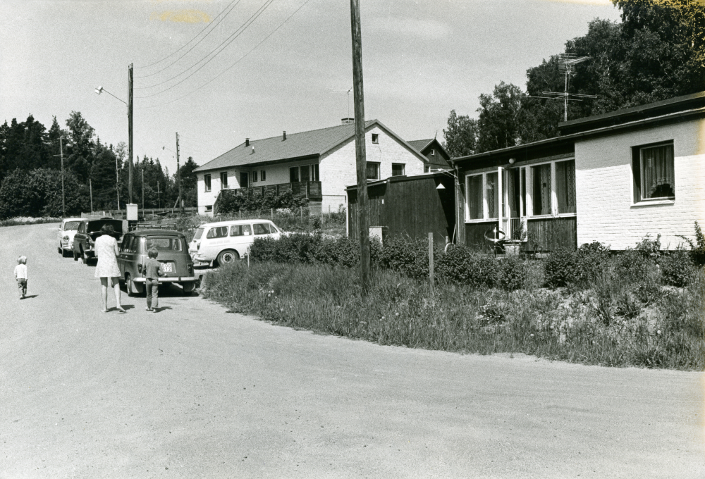 Villor på rad i Ekskogen, Kårsta.
•Fotografiet ingår i bildserien ”Vardagsliv i Vallentuna kommun” av Rachael Gough-Azmier & Gunilla Blomé, Haga Studios HB.
