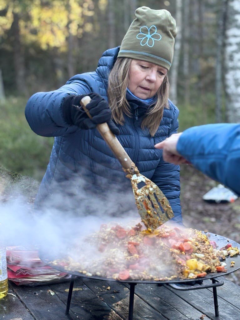 Friluftsfrämjandet med deltagande personal fick förbereda mat ute i skogen med ved, bomull och muurika. 