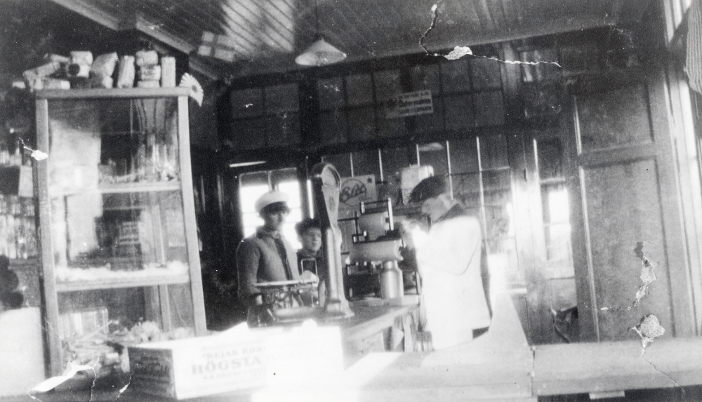 Hemmansägare Albin Nordström från Mörby gård byggde affären 1924, nuvarande adress Mörbyvägen 31. Hans barn Axie Nordström, Anna Nordström och Jonas Nordström hyrde huset och startade Nordströms mjölk- speceri- och diversehandel. 1953 köpte syskonen affären och byggde om från manuell betjäning till snabbköp. Under 1960-talet upphörde affärsverksamheten.  1971 hyrdes lokalen ut till TV- och radioaffär under ledning av K V Pettersson 1976 köpte Kent Leimer rörelsen och drev Tuna-El. 1 maj 1975 köptes huset av Britt-Mari Wickström som tidvis haft prylbod i lokalen. Våren 1989 har ett gatukök öppnat i bottenvåningen. På bilden står fr v Anna Nordström, springpojken Gösta Brodd och Jonas Nordström.  Se Lanthandlare i vallentunasocknarna vid Roslagsbanan.