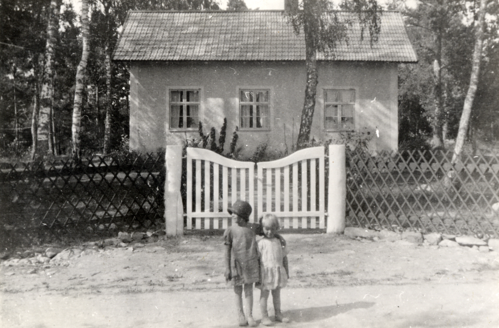 Lingsbergs småskola vid Lingsbergsvägen byggdes 1884 men blev snart överflödig eftersom antalet barn minskade. Framför huset på vägen står Martin Brunnbergs båda barn Birgit och Lars.  Skolan blev bostad för familjen Brunnberg från Stockholm, först som hyrd sommarsbostad.  Familjen köpte senare huset. Från 1947 har sonen Malte bott i huset, kallat Björkhaga                                                                                                        
Se Andersson, Josef, Från byskola till grundskola, s 25