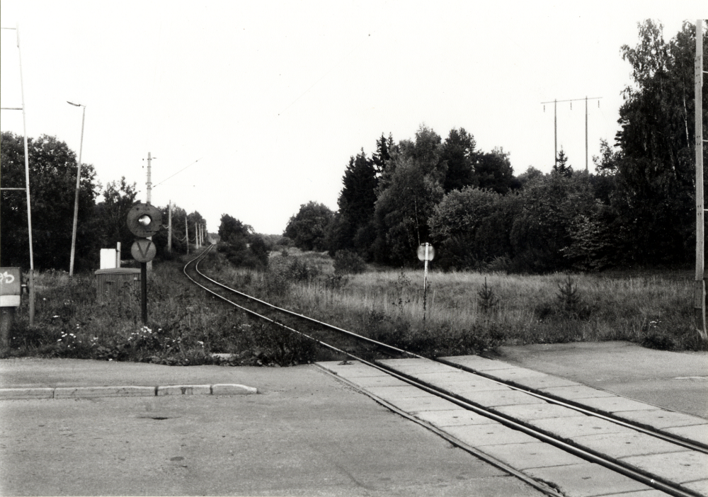 Ormsta hållplats  med järnvägsövergången vid Ormstavägen och spåren norrut mot Lindholmen.  Här skall mötesspår för tågen byggas men byggnadsarbetet har ännu inte påbörjats.  När hållplatsen byggdes på 1950-talet låg den här på norra sidan av Ormstavägen .  Vägövergången byggdes först 1972, när ICA-affären öppnades