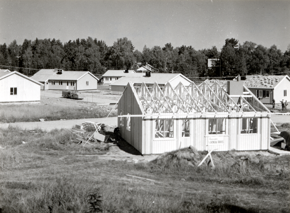 Enfamiljshus i  Ormsta  levereras och uppförs av  Svenska trähus.  Husmodellen hette Nivishus.  Enbacksvägen och Hasselvägen närmast, i bakgrunden Ormstavägen med gaveln på huset i hörnet av Ormstavägen och Hälsningevägen samt "dubbelhuset" i hörnet av Östgötavägen