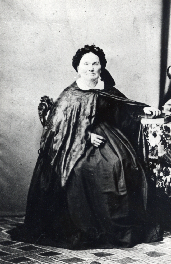 Stina Catharina Ersdotter Lundberg föddes 5 april 1804 i Össeby-Garns by.  Hon var gift med Per Persson Arréhn.  Hon var mor till Kristina Sofia Arréhn, gift Axelsson, Seneby i Vada.