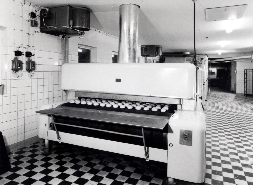 WT-bageriet stod färdigt 1955 och byggdes ut mot norr 1962.  Det byggdes och ägdes av Inga-Britt och Inge Englund, som också bodde i lägenheten ovanpå bageriet.   I bageriet bakade man från början kaffebröd, bakelser, tårtor och småkakor, som mest hade bageriet 19 anställda. När bageriet byggdes ut mot norr installerades en stor oljeeldad automatisk tunnelugn.  Den var den första i sitt slag i Sverige och byggdes som prototyp av Ti-Pe ELMEKO. Nu bakade man framförallt skorpor, 8 000 runda bullar i timmen, vilka delades och blev till 16 000 skorpor.  Skorporna var välkända och såldes ända ner till Skåne.  Stockholms landsting köpte 75 ton av skorporna varje år. Bageriverksamheten lades ner vid årsskiftet 1975-76.