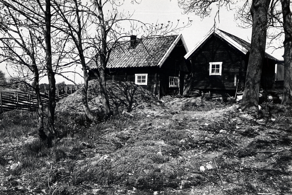 Oppgården i Kragsta vid västra stranden av Vallentunasjön en gård med anor från 1700-talet. Foto vid den hembygdsrundtur som arrangeras varje vår av hembygdsföreningarna i Vallentuna i samarbete med Vallentuna kulturnämnd för alla nyinflyttade