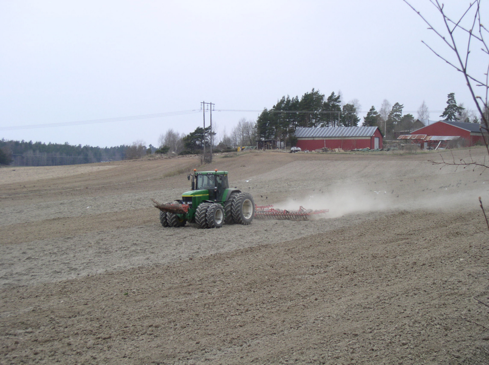 Jorden i Björkby harvas inför vårsådden.
