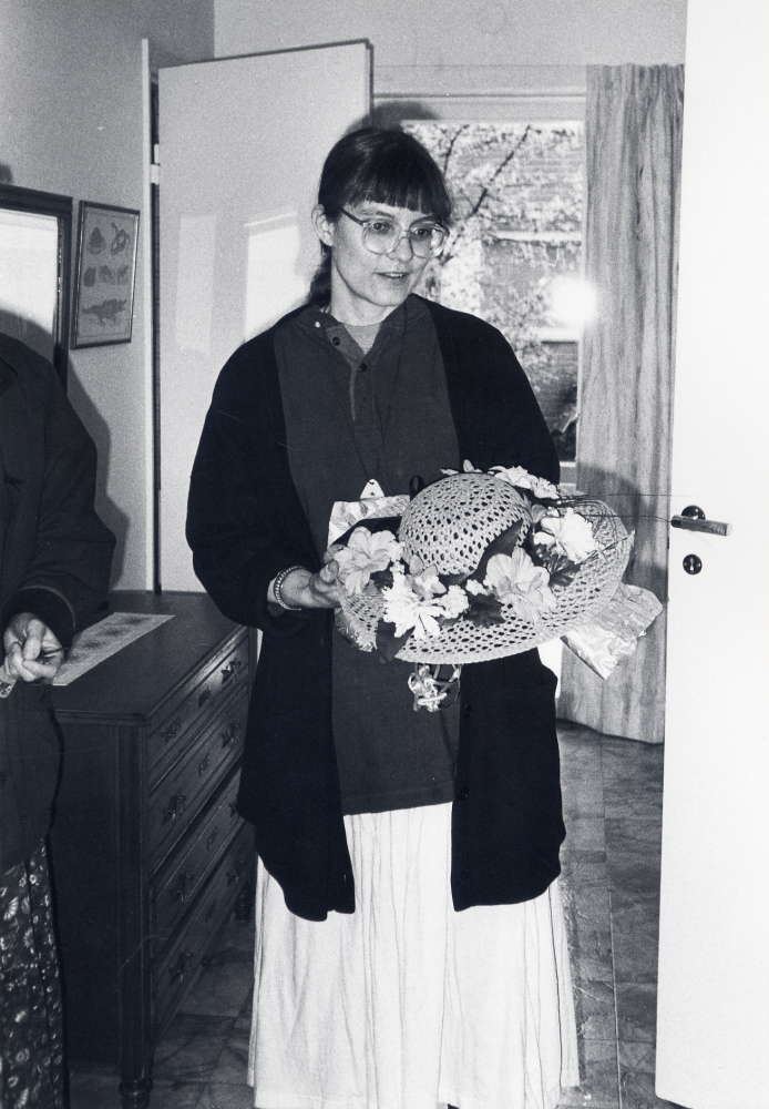 Anna Aspenström har fyllt 40 år och Britt-Marie Thomaeus-Allen har gift sig.  Båda firas av personalen i Vallentuna bibliotek med lunch hemma hos kulturchefen Ingrid Ullman i Täby.  Anna Aspenström har fått vacker blomhatt  som bevis på mogen ålder!