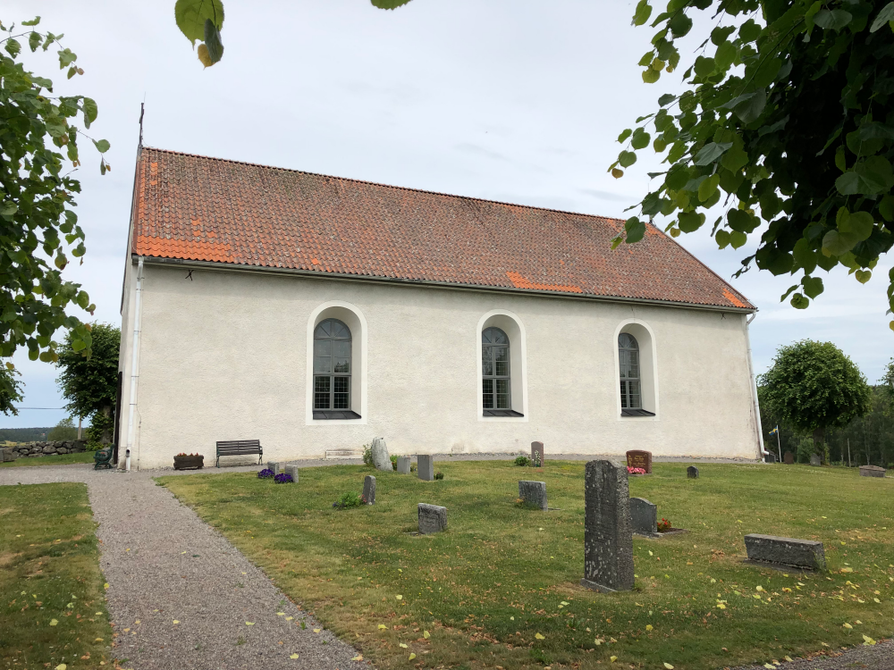 Vada kyrkas södra fasad.