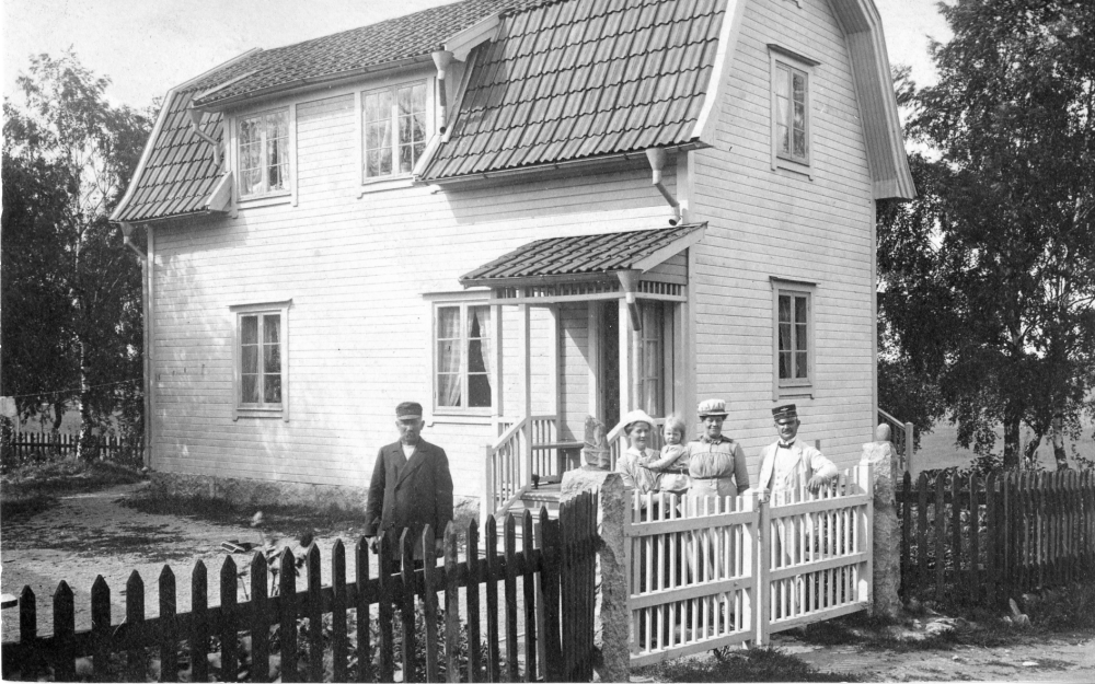 Villa Björknäs vid nuvarande Olsborgsvägen 26 i Vallentuna.  I huset bodde Maj och Ragnar Pettersson med sonen Gunnar från 1952.  Maj bodde kvar till hösten 2007, då hon avled, då hade sonen flyttat till Stockholm och maken avled tidigare