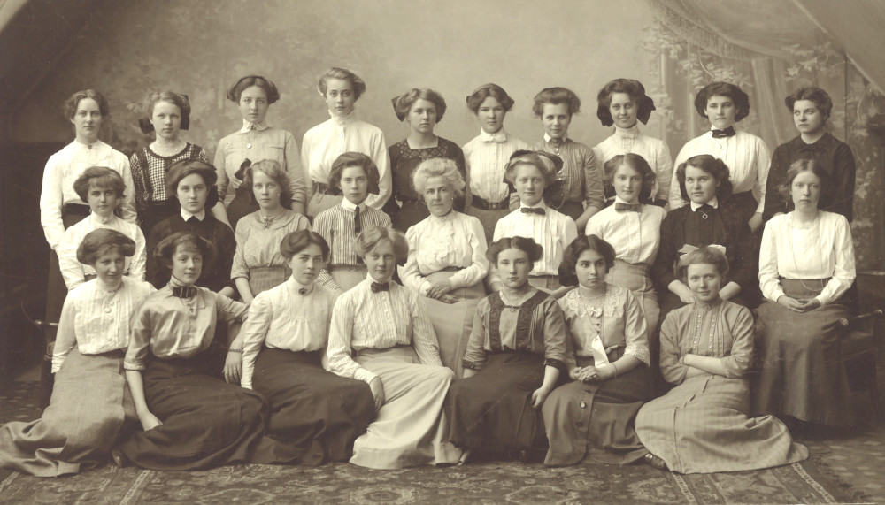 Längst bak till vänster står Rut Montgomery, uppvuxen på Lindholmens gård i Orkesta. Seminariet låg på nuvarande Kalavägen 35 i Stockholm.