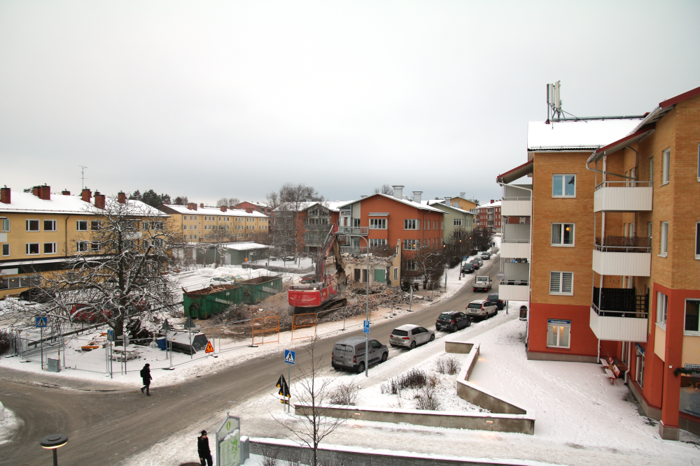 Huset med Vallento Pasta & Pizza på Allévägen / Mörbyvägen rivs. En ny fastighet med hyresrätter ska byggas på platsen. Till höger syns Alléhuset.
