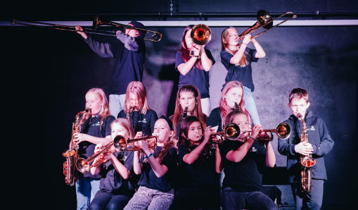 Barn med blåsinstrument