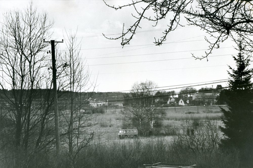 Markundersökning utförs under våren 1973 inför kommande exploatering i området.
•Fotografiet ingår i bildserien ”Vardagsliv i Vallentuna kommun” av Rachael Gough-Azmier & Gunilla Blomé, Haga Studios HB.