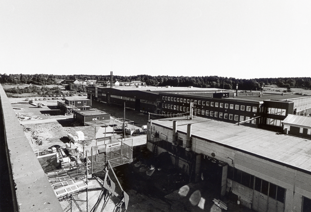 Tellus Maskins gamla fabrikslokaler byggs om till Vallentuna gymnasium med en nybyggnad för Vallentuna teater och Vallentuna sporthall t h om den gamla byggnaden. Här  är utsikt från blivande gymnasiets tak mot nordost