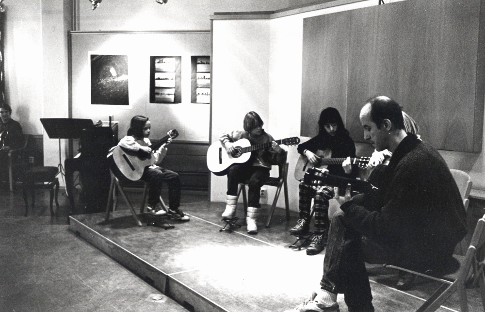 Lunchkonsert med Vallentuna musikskola i Vallentunasalen. Elever i musikskolan spelar och åhörarna kan sedan äta salladslunch