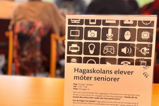 Senior samlas inför Hagaskolans besök.