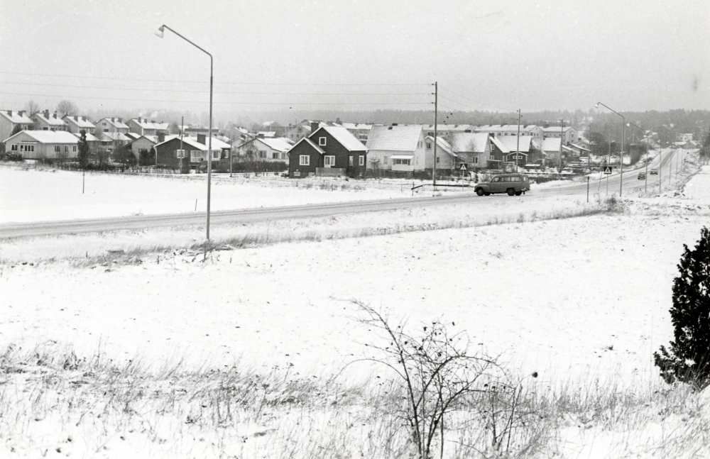 Prästgårdsgärdet  bebyggt med enfamiljshus, sett från  Kvarnbacken  I förgrunden  Väsbyvägen