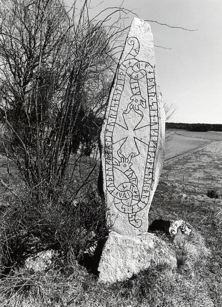 Runsten U 328 vid Stora Lundby i Markim.  Texten lyder: Gyrid och Gudlög de läto resa denna sten efter Onäm, sin fader och efter Ansur, sin make. Tyd dessa!