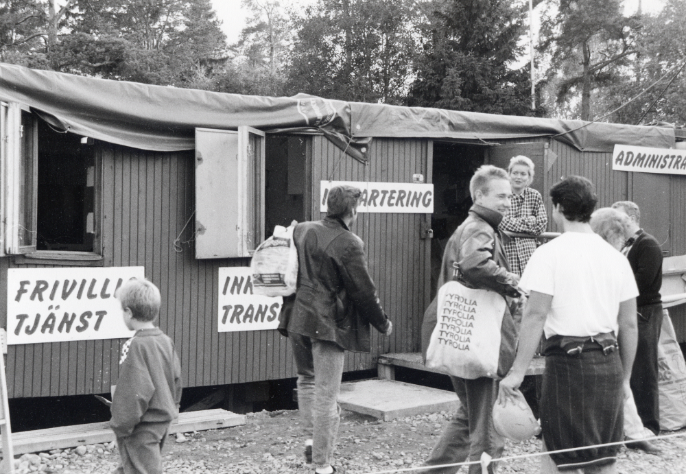 Jehovas vittnen bygger Rikets sal på tre dagar i Vallentuna på en tomt mellan Svedjevägen och Teknikvägen.  Foto från kl 17.30.  Bygget är mycket väl organiserat av medlemmar i Jehovas vittnen som reser runt i Sverige och bygger nya Rikets sal