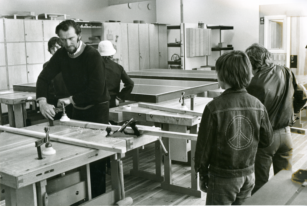 Ormstaskolans barn och föräldrar jobbar med förbättringar av skolans utemiljö. I slöjdsalen byggs ett bordtennisbord.
•Fotografiet ingår i bildserien ”Vardagsliv i Vallentuna kommun” av Rachael Gough-Azmier & Gunilla Blomé, Haga Studios HB.

