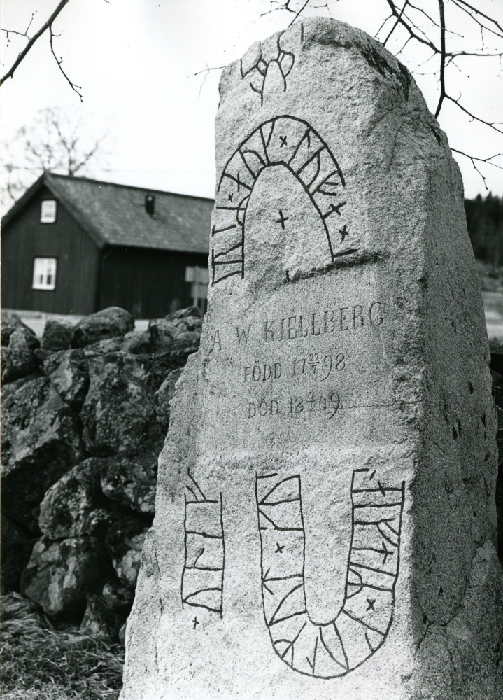 Runsten med beteckningen U199 vid Vada kyrka, cirka 25 meter söder om grinden i muren till kyrkogården, omedelbart i anslutning till kyrkogårdsmuren.