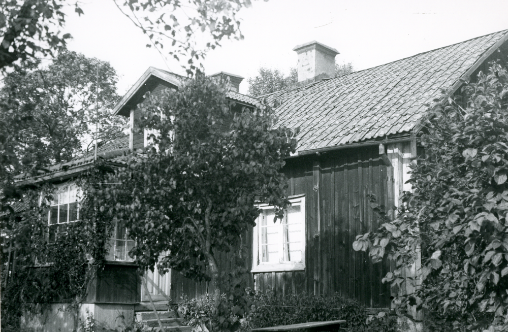 Rickeby gård, sedd från sydost, låg på höjden mellan Källvägen och Fornminnesvägen.  Gårdens mark såldes redan i början av 1900-talet till villabebyggelse.  Tomterna förmedlades av AB Billiga tomter. Huvudbyggnaden finns kvar på en flygkarta från 1962, medan uthus och ekonomibyggnader då redan rivits.
