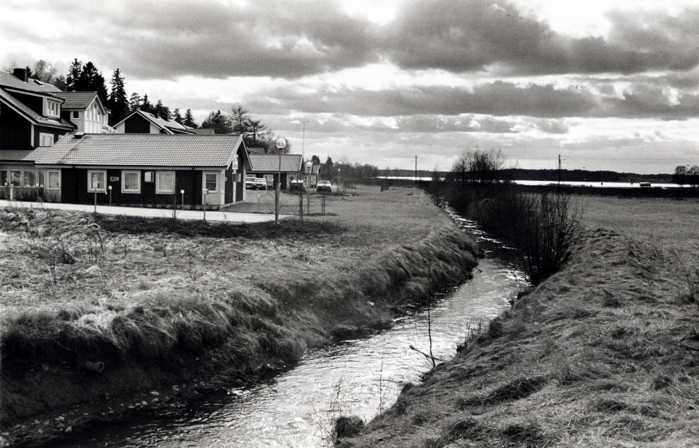 Ormstaån strax före Hjälmstavägen i Vallentuna. I bakgrunden t v syns Vallentuna företagsby.  I bakgrunden i bildens mitt skymtar Vallentunasjön
