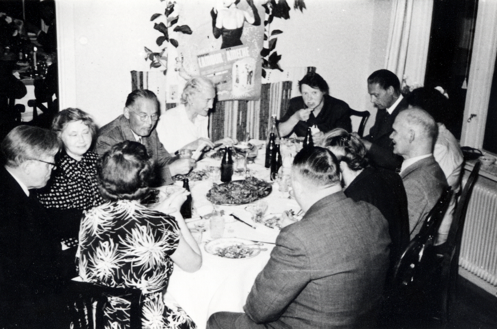 Johannes (Hans) Hammar fyller 65 år och har födelsedagsfest med kräftor i sommarhuset Högbo, nuvarande adress Klingspors väg 6.  Runt bordet sitter fr v Vallentuna församlings dåvarande kyrkoherde Sven Vängby, Hildur Brehm (hade 'sommarbungalow' på Ruriks väg. Det huset flyttades till fotograf Meiers tomt på sjösidan och 6 likadana villor byggdes på den ursprungliga tomten), Sixten Wigardt sommargäst som hyrde på Appelboms väg,  Margit Stedt, Bromma, Asta Wigardt, Holger Hovmark som var kantor i Vallentuna församling, skymd person, Helge Rost, skymd person och Hjalmar Brehm vänder ryggen till liksom värdinna Helen Hammar.  Med på kräftskivan är förmodligen också Elna Hovmark och Ragnhild Vängby