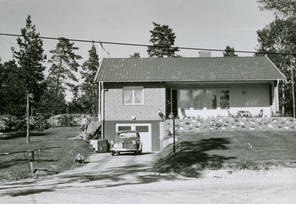 En ny Volvo Amazon står på garageuppfarten hos Timo Ekholm på Rosenlundsvägen 17 i Bällsta. Huset byggdes 1964.