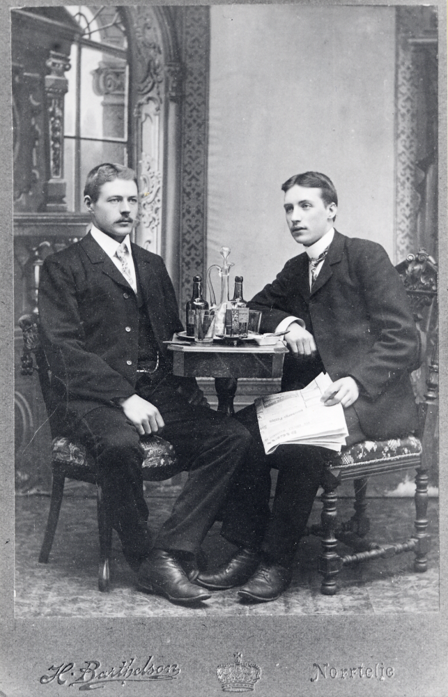 Carl Lillje   Sunnarby gård  i Kårsta och  Hugo Söderman  hos fotografen i Norrtälje omkring år 1900