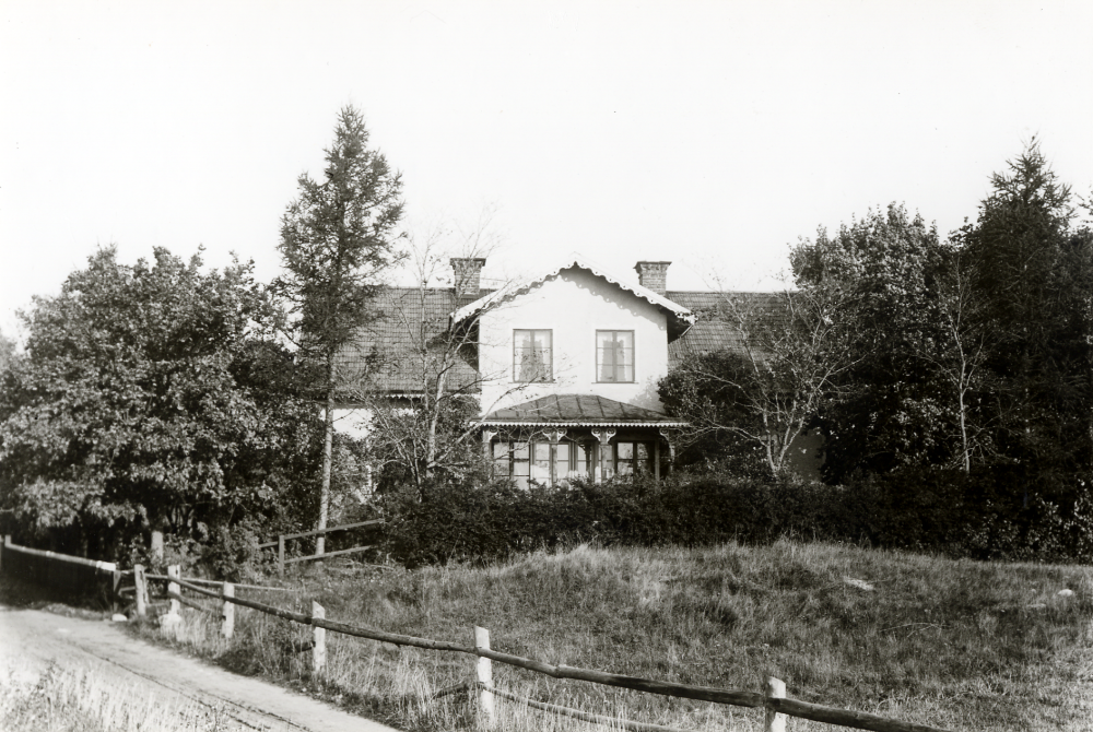 Sundby gård. Originalglasplåt gåva från Österåkers hembygds- och fornminnesförening av Torsten Jansson vid ett besök i bildarkivet.
Finns även som vykort med texten: "Brottby Gästgivaregård"