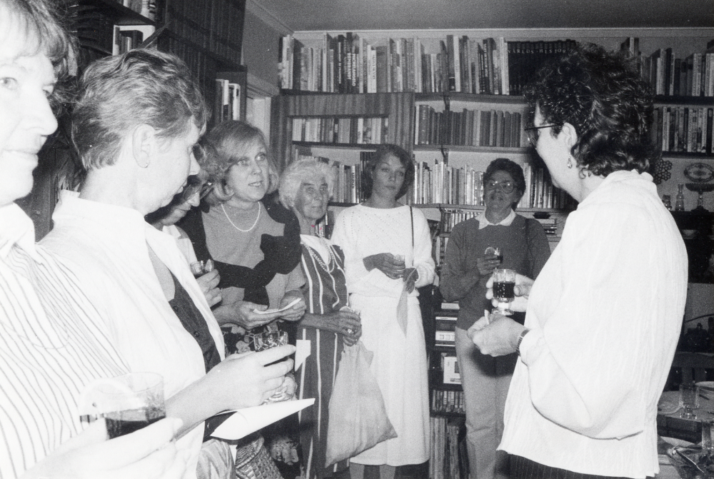 Ulla-Britt Kvarnestam fyller 50 år. Arbetskamraterna på Vallentuna bibliotek uppvaktar i hemmet på Jämtlandsvägen 15. Kulturchefen Ingrid Ullman håller tal. Fr v Astrid Larsson, Gunvor Svensson, Lena Wallén, Ingrid Ullman, Inger Hellstedt, Eva Claësson och Eivor Tillborg.  Ulla-Britt tillträdde tjänsten som filialföreståndare i Kårsta 1 november 1976