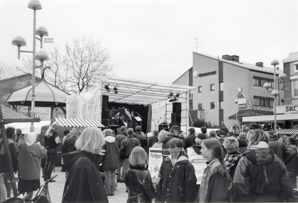 Lions vårmarknad runt Tuna torg.  Nedanför Paviljongen finns en utomhusscen