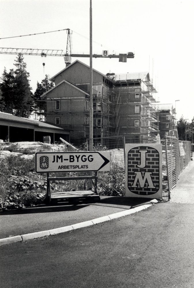 Bostadsområdet Bällstaberg byggs i södra Vallentuna.  Byggbolaget JM-bygg uppför flerfamiljshus.  Området är bebyggt med enplansradhus och flerfamiljshus.  Vägnamnen i området visar på skogsområdet mellan Vallentuna och Täby, t ex Kantarellvägen, Svampskogsvägen.   Bostadsrättsföreningarna heter bl a Blåsippan och Smörblomman