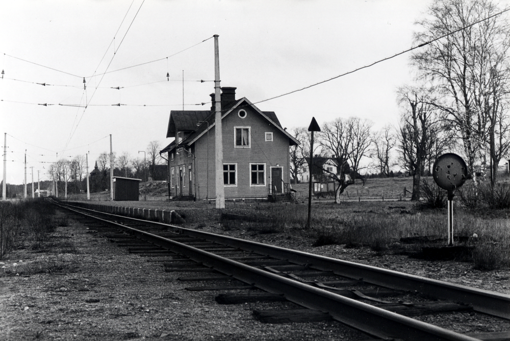 Frösunda järnvägsstation sedd från norr innan stationshuset räddats av kulturnämnden och hembygdsföreningen