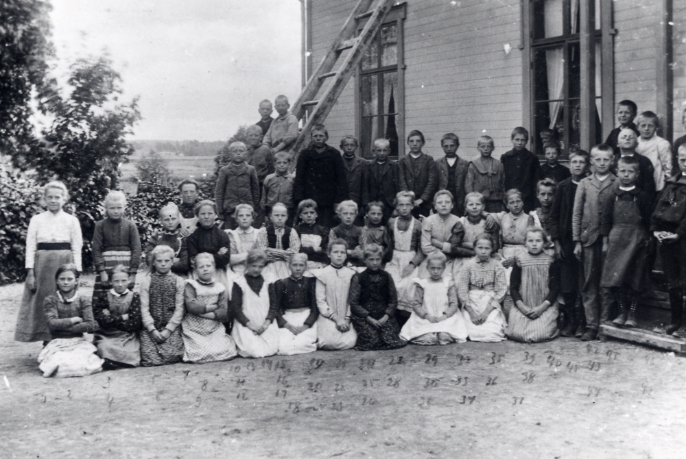 Skolbarnen samlade utanför  Frösunda skola