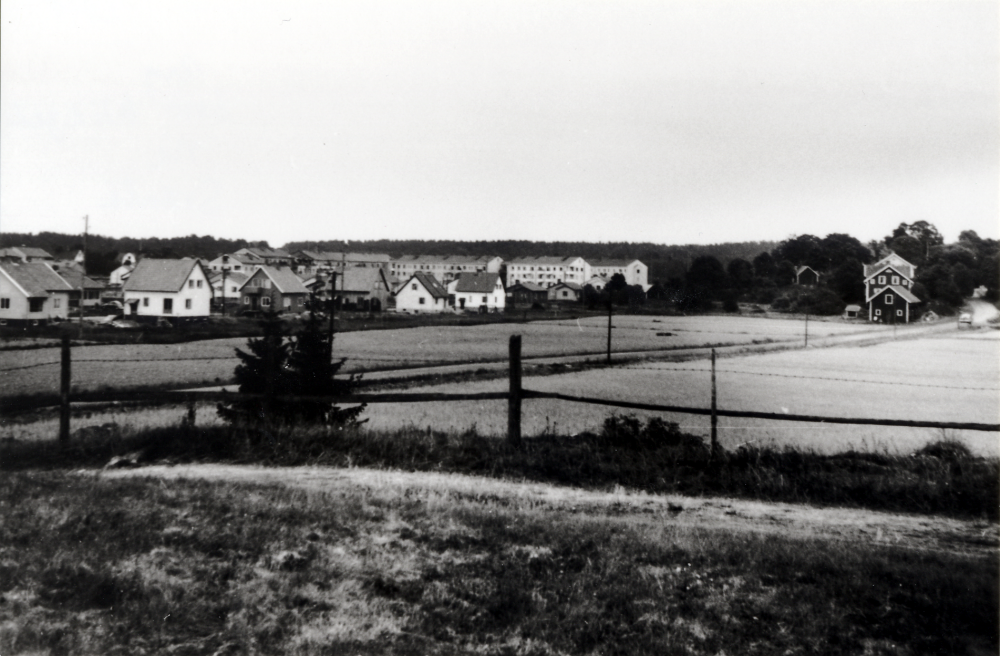 Utsikt från Kvarnvillan vid Väsby kvarn mot Prästgårdsgärdets nybyggda villor och bostadsrätter vid Centralvägen.  T h syns prästgårdens arrendatorsbostad och Klockargården.  Fotografen var bosatt i Kvarnvillan