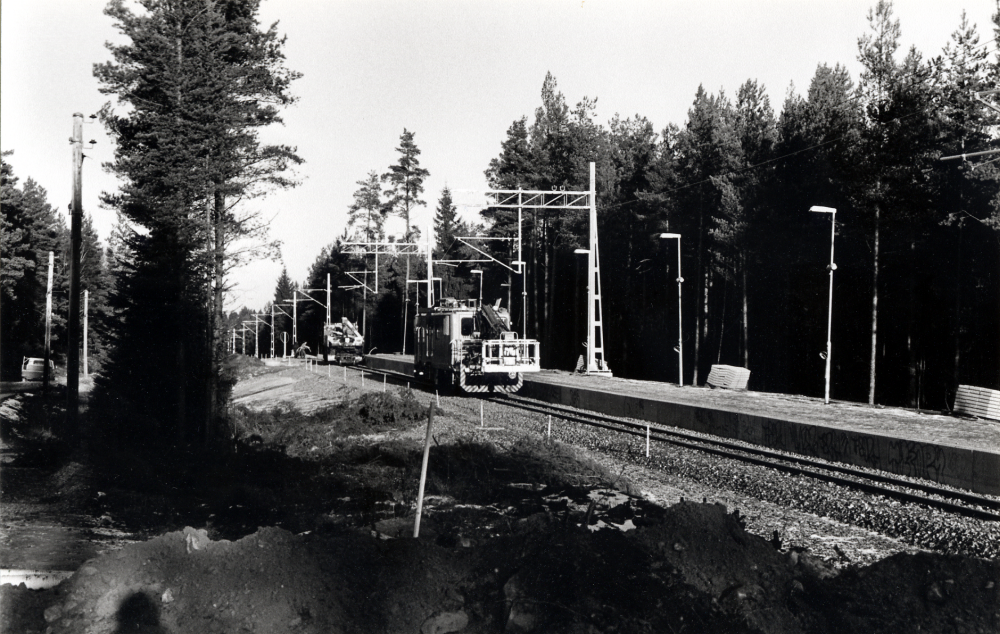 Roslagsbanan får en ny station – Kragstalund.  Byle hållplats läggs ner och tågen gör i stället uppehåll i Kragstalund  fr o m december 1993, sedan banan varit avstängd  tre veckor för ombyggnaden.  Här arbetar elrevisionsvagnen med den nya kontaktledningen