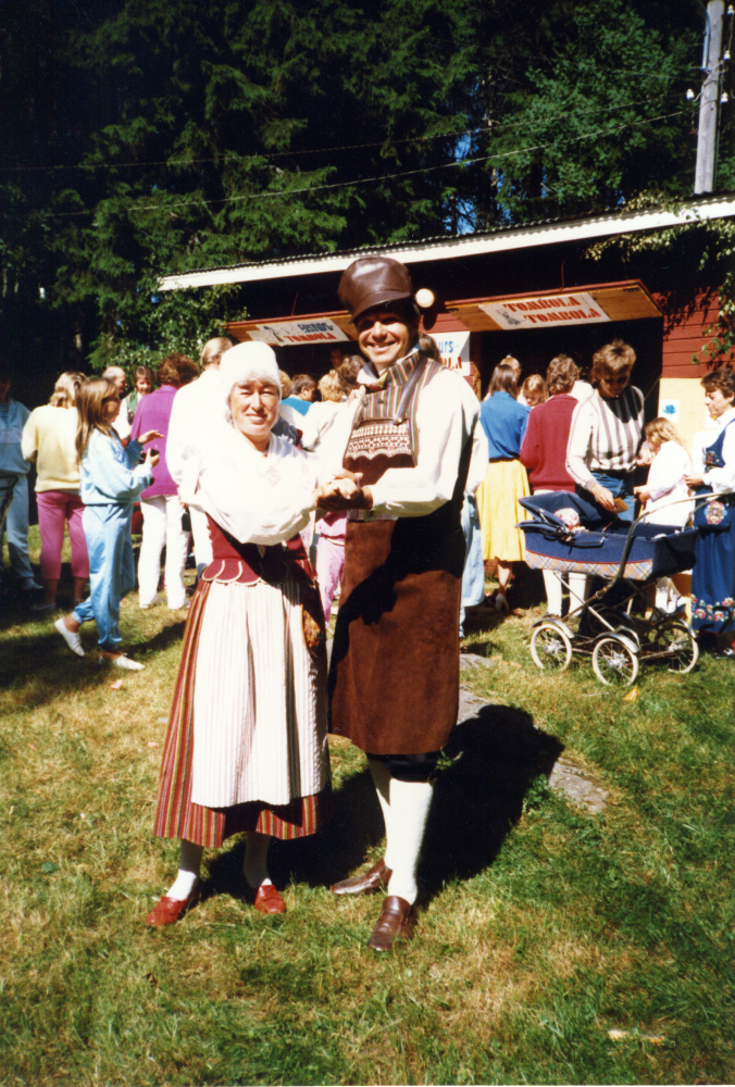 Midsommar firas på Dragonhagens dansbana och festplats. Birgitta Koppang-Andersson och Fredrik Andersson ståtar i Skedevi och Vånga folkdräkter.
Foto och uppgifter: Fredrik Andersson.