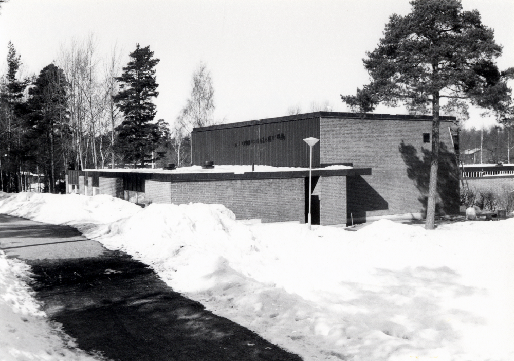 Gångväg söder om Karlbergsskolan i Karlbergsområdet