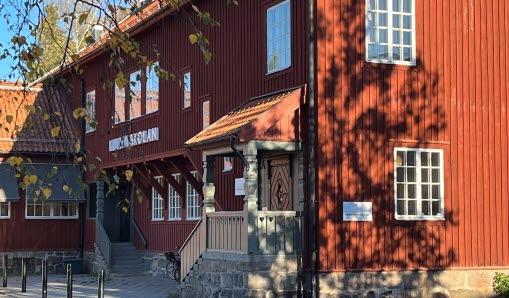 Bild på  ett rött hus med entré till Kulturskolan.