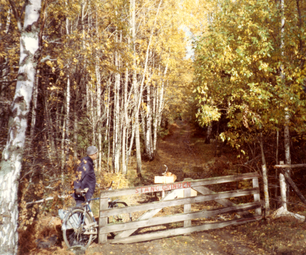 Gammal väg med grind mellan Tallhammar i Vallentuna och Markim.  Vid grinden med texten "STÄNG GRINDEN" står Bengt Gustafson med sin cykel, hustrun, fotografens cykel står på andra sidan.  Grinden finns kvar från den tiden då boskap gick på bete i skogen