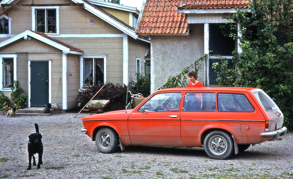 En arbetsdag med lantbrevbärare Mikael Mattson. Lantbrevbäring i Haga;  Kerstin Ramström i Haga får besök av lantbrevbärare Mikael Mattsson i bilen. I huset till vänster bodde Kerstin med sin man Ingemar (som bor kvar och är med i Tunagille). Kerstins svärfar Fritjof bodde i huset som syns bakom bilen. Huset har varit både boningshus och affär. Det är Kerstins och Ingemars hundar som syns på bilden, i förgrunden Jacke (svart labrador).