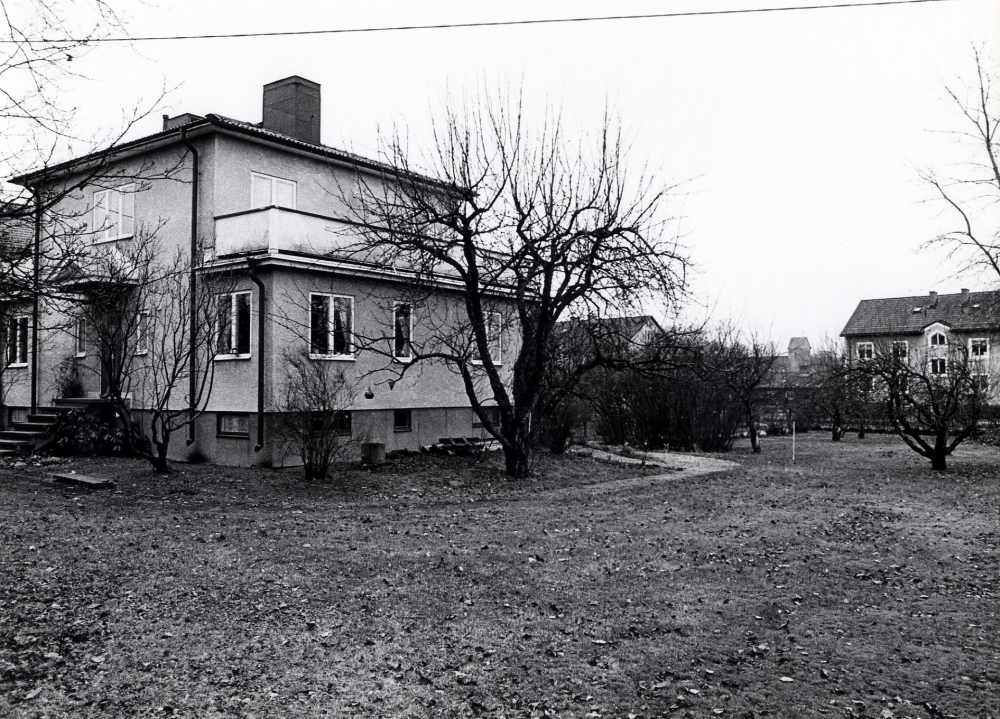 Allévägen 20 i Vallentuna byggdes 1947.  Huset låg i hörnan Allévägen och Tvärvägen, fastighetsbeteckningen var Rickeby 1:63.  Huset revs hösten 1985 inför byggstart av flerfamiljshus i kvarteret.  T h syns flerfamiljshusen på södra sidan av Allévägen