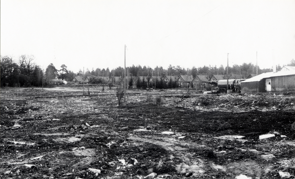 Heidmarks handelsträdgård i Bällsta skall bebyggas med radhus.  Växthusen är rivna.  Raden med hus i bakgruanden är baksidan på kedjehusen med adress Lagerfelts väg    Området får namnet Örtagården
