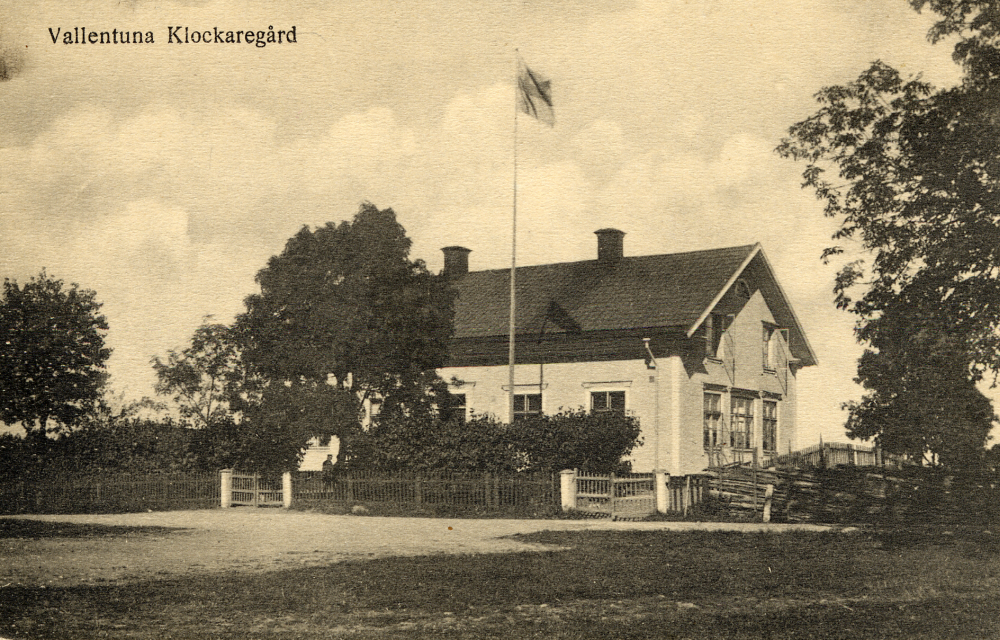 Vallentuna klockargård, uppförd 1864. I Klockargården har skola fram till 1925, lärarbostad m m inrymts. Även sedan skolhusen i Hjälmsta byggts, har det periodvis förekommit undervisning i Klockargården, i övervåningens östra del, bl a på 1940-talet.
Se: Andersson, Josef, Från byskola till grundskola