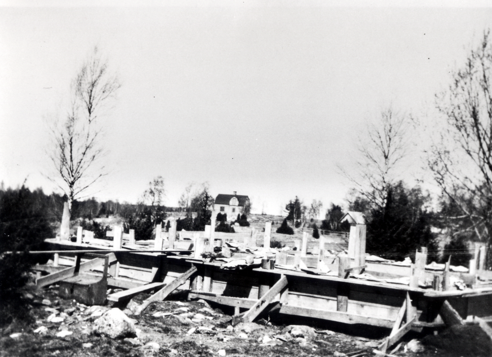 Claës Erik Schram köpte 1921 tomtmark öster om Ormsta gård för att bygga ett sommarställe.  Det fick namnet Schramsta.  Här är grunden gjuten 14 maj 1922.  Samtidigt var han sin svåger och svägerska, C M och Hilda Carlsson,  behjälplig med tomtköp av 10 000 kvadratmeter tomtmark norr om Schramsta.  Där byggdes huset Solsta, som här syns bakom gjutställningar till Schramsta. Familjen Carlsson flyttade in i sitt hus i 14 oktober 1922. En ljus husgavel syns ovanför gjutställningen, det är C J Petterssons "Brännar-Pelle", hönshus