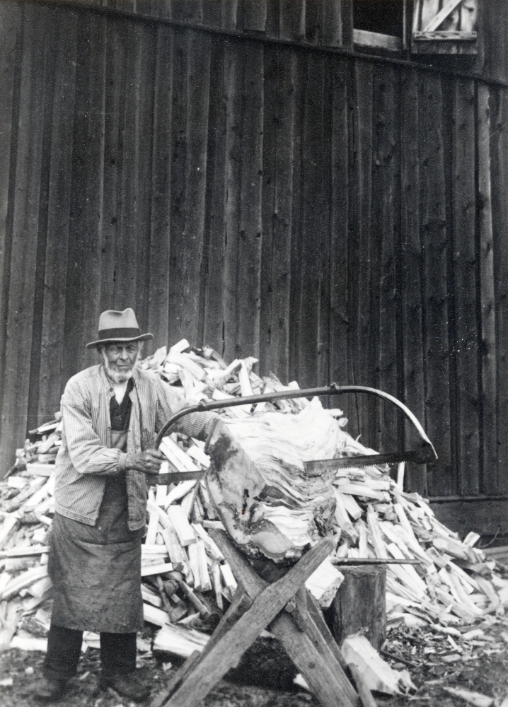 Timmerman  Anders Gustaf Pettersson född 1838-07-20 i Härlunda, Skaraborg, bodde med sin fru och tre barn på ett torp som hörde till  Sundby gård.  Pettersson höll Brottby med  ved . Här  sågar  han ett rejält stycke på sin 85-årsdag. Han avled på Gillberga ålderdomshem i Garn 1935, 97 år gammal.