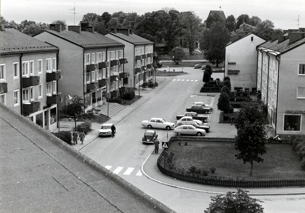 Centralvägen sedd från taket av det ännu ej färdigbyggda Tunahuset med Vallentuna kyrka i bakgrunden