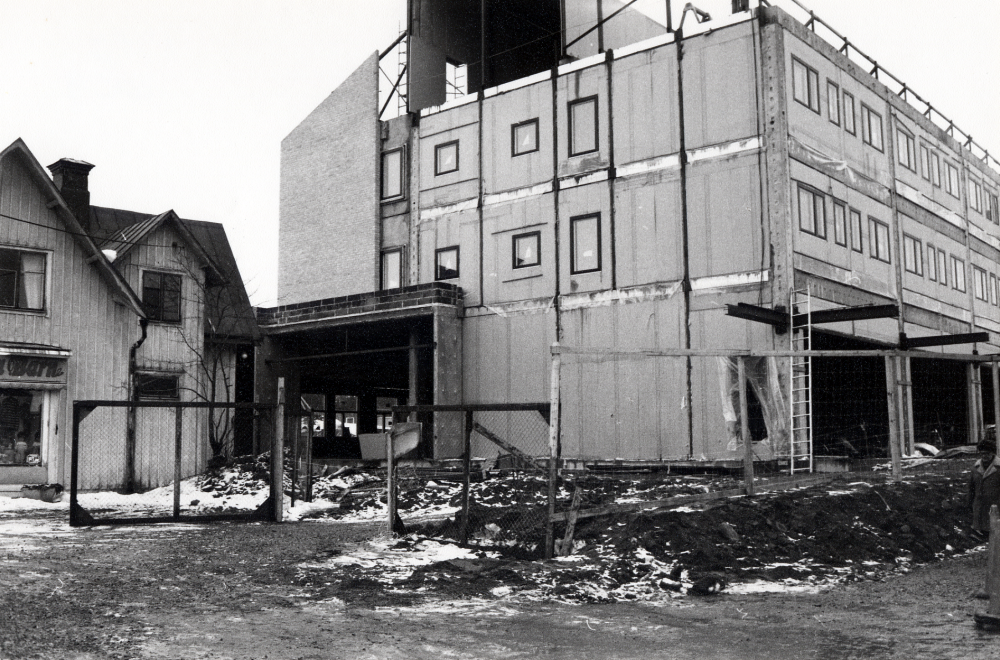 Det nya centrumhuset Tärningen byggs.  Alla våningar är resta, men taket ännu inte lagt